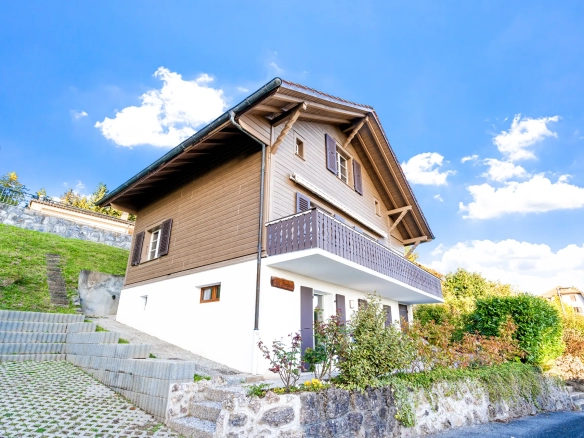 Maison rénovée à Chernex avec façade bois et terrasse