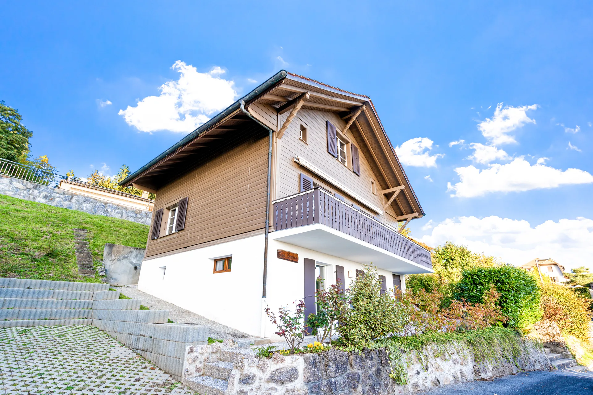 Maison rénovée à Chernex avec façade bois et terrasse
