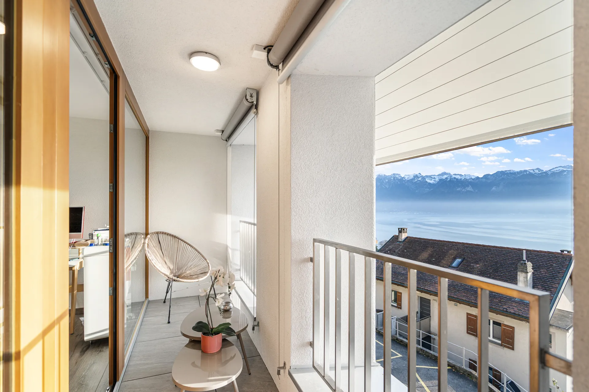 maison-vendre-vuelace-chexbres-immobilier 11 Petit espace détente avec fauteuil, baies vitrées et vue sur le lac Léman.