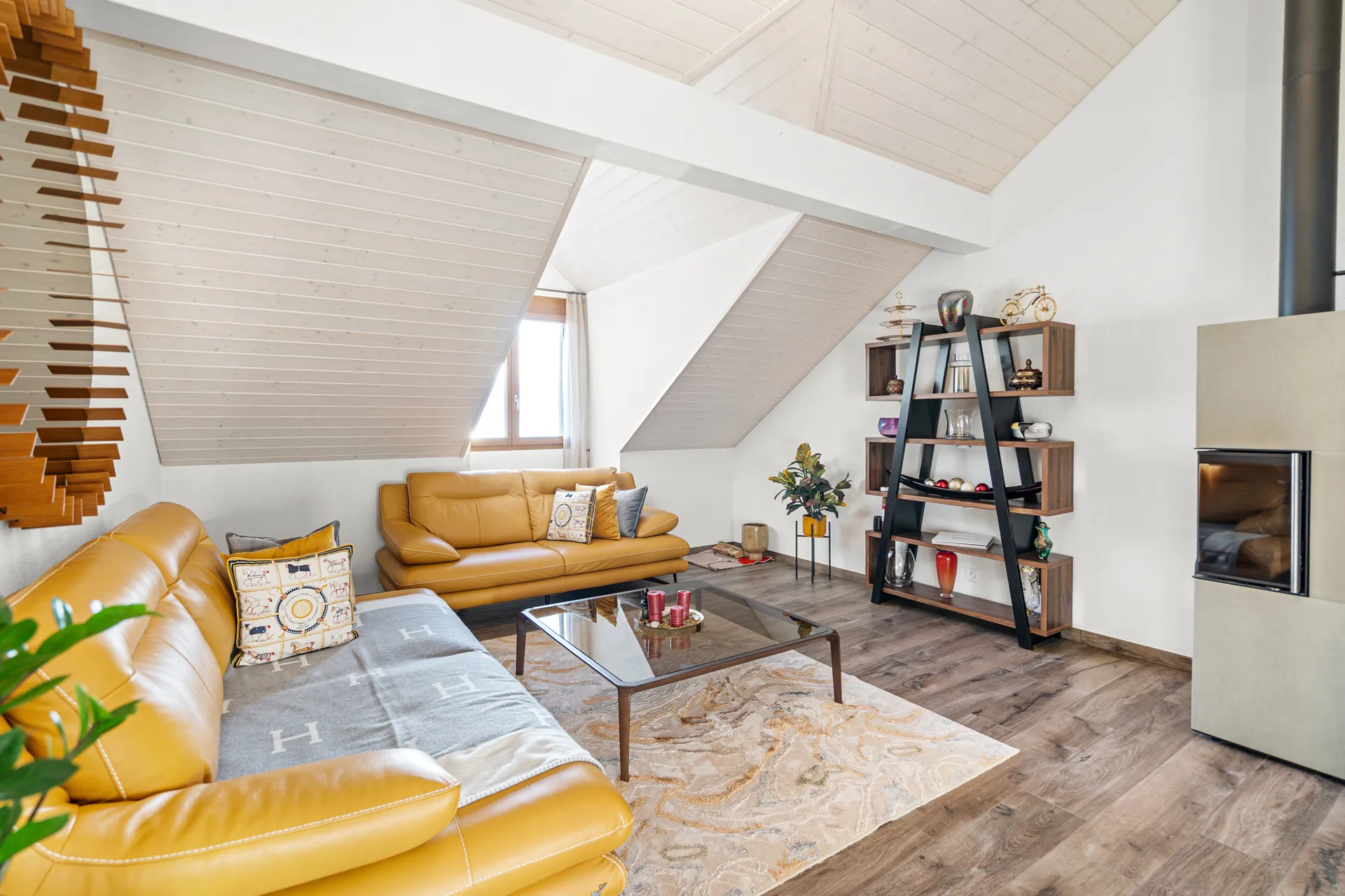 maison-vendre-vuelace-chexbres-immobilier 12 Petit espace détente avec fauteuil, baies vitrées et vue sur le lac Léman.