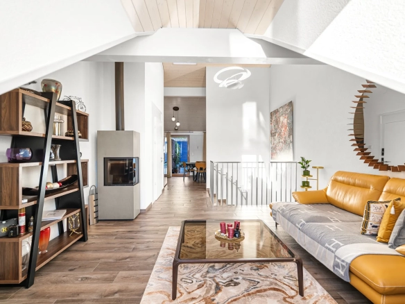 Salon cosy avec canapé jaune, poutres apparentes et parquet.