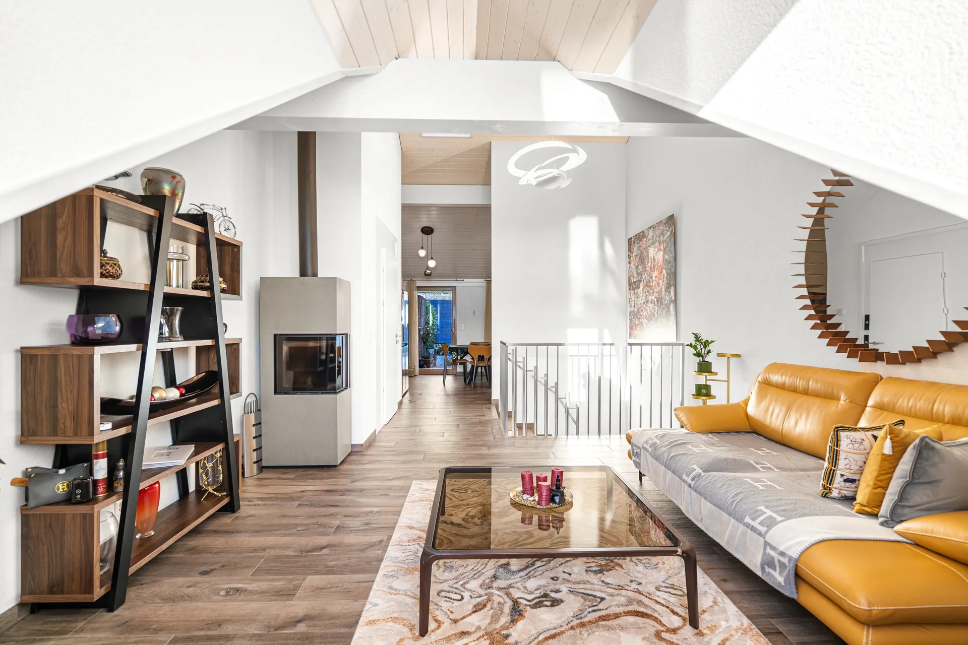 maison-vendre-vuelace-chexbres-immobilier 13 Salon cosy avec canapé jaune, poutres apparentes et parquet.