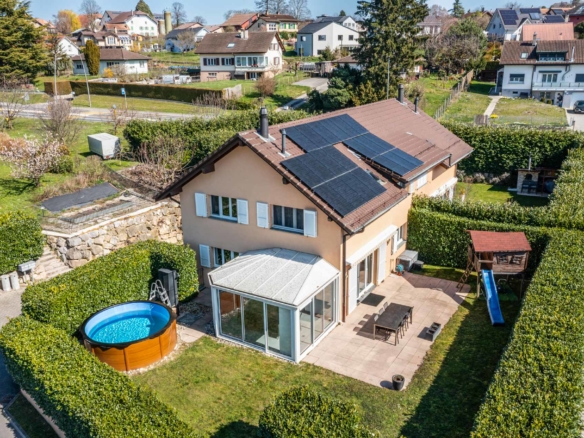 Maison familiale rénovée avec jardin à Penthaz dans un environnement calme