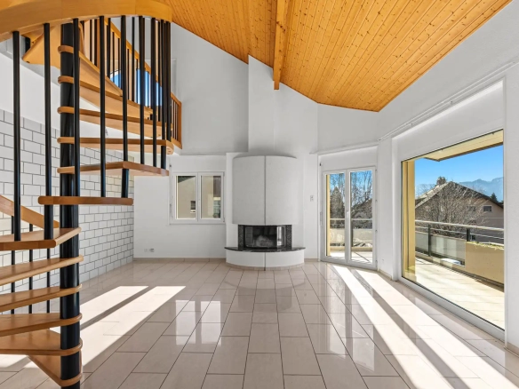 Séjour lumineux avec cheminée et balcon – duplex 5.5 pièces à Blonay
