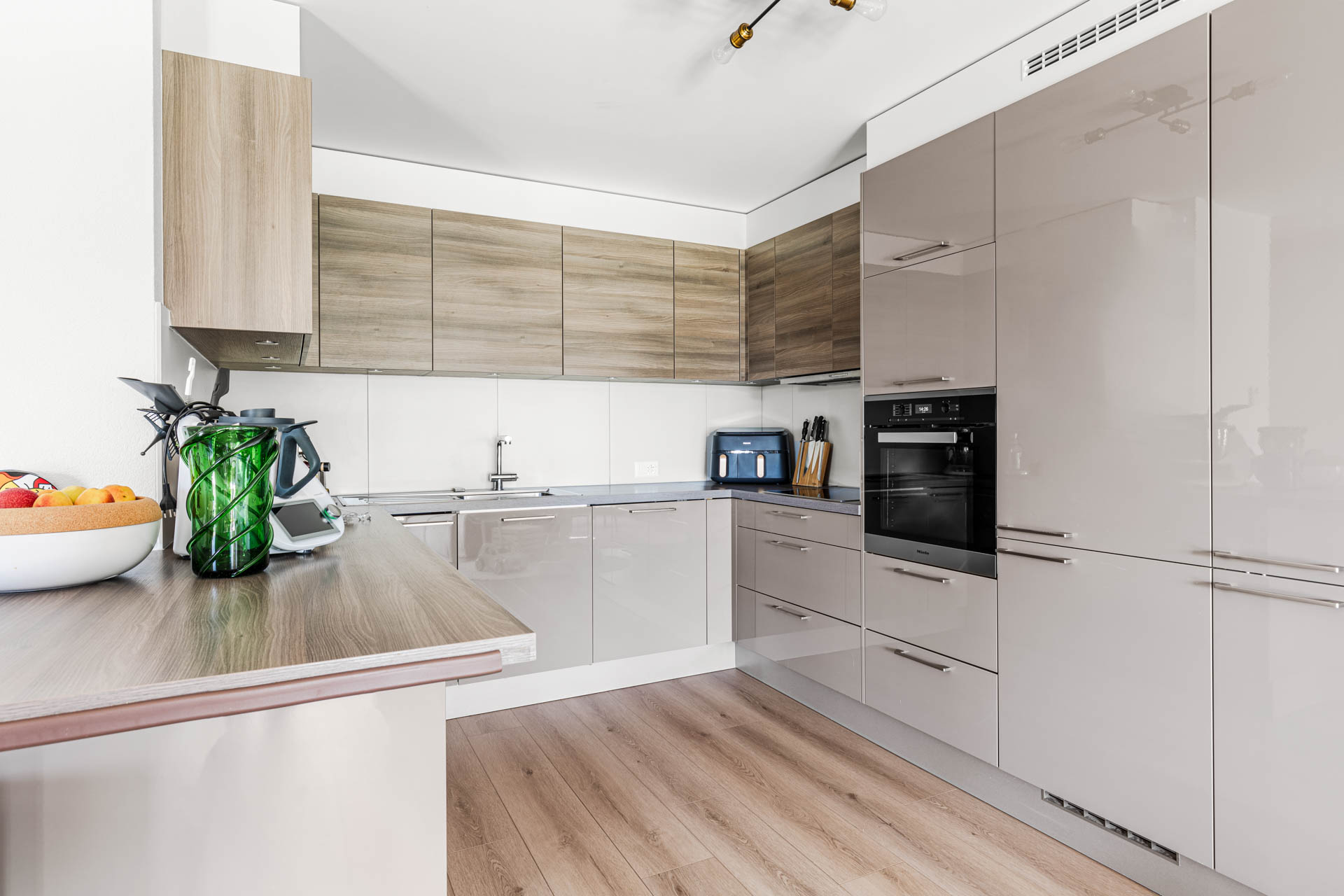 Cuisine moderne équipée cuisine moderne appartement Gollion rénové