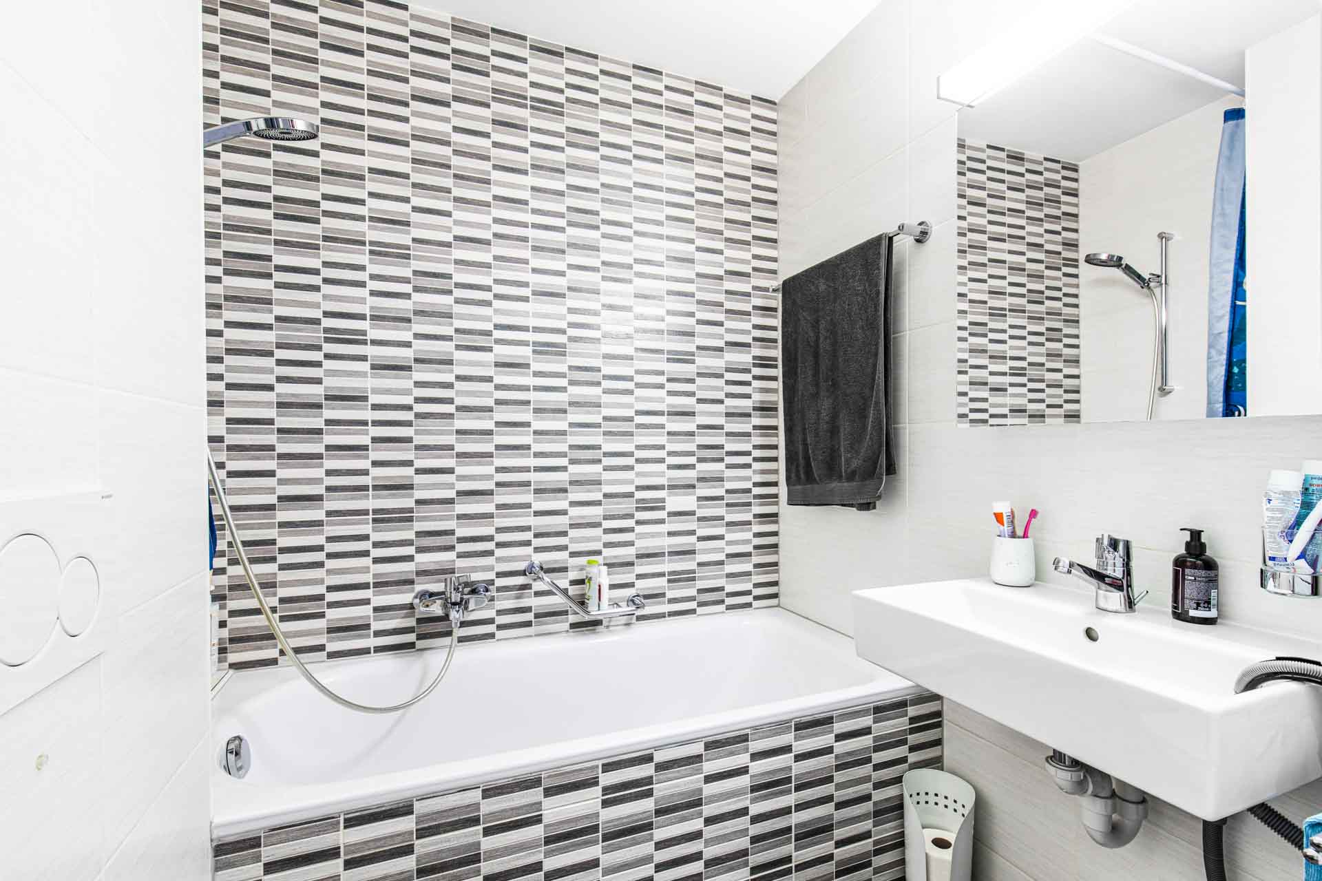Salle de bain moderne salle de bain moderne appartement Gollion