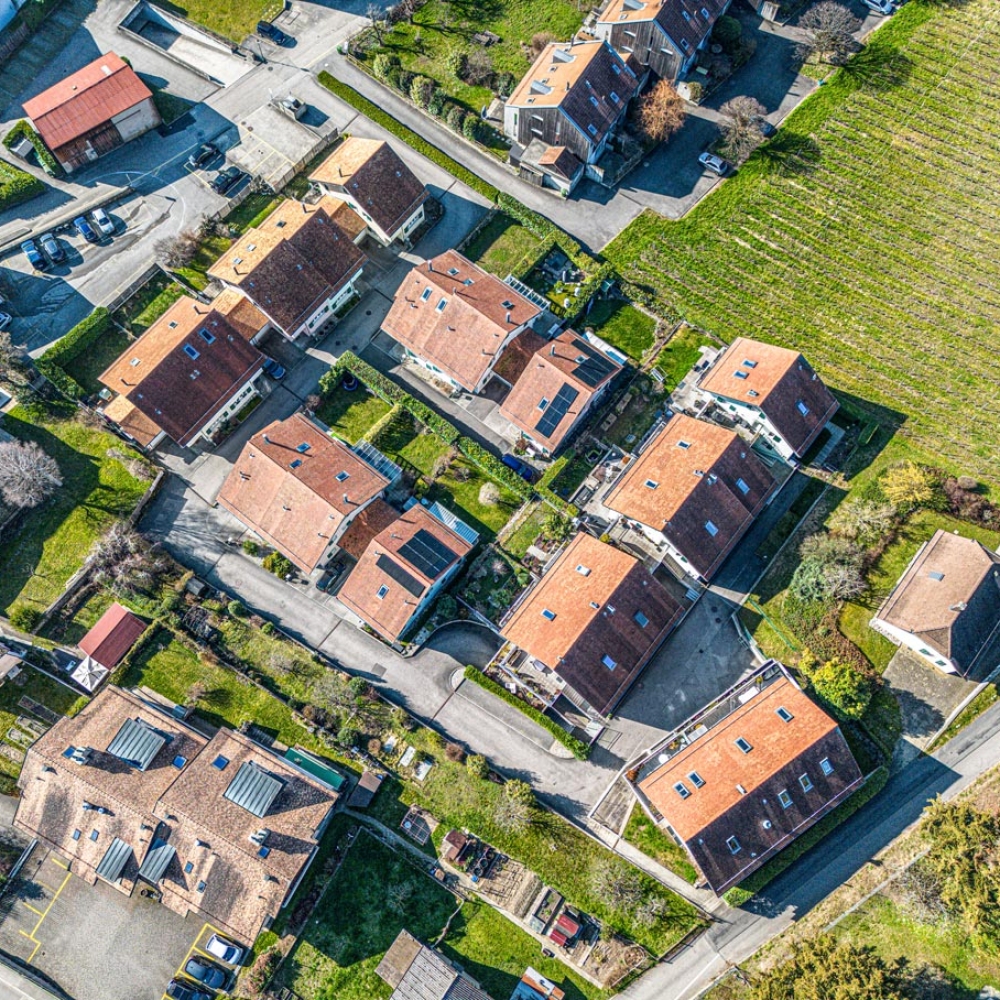Vue aérienne du quartier résidentiel d’Etoy – Cadre paisible et verdoyant Quartier calme à Etoy – Maisons modernes et nature préservée